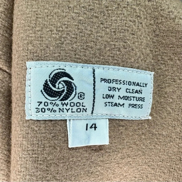 Vintage Misty Harbor 14P tan trench coat with red trim and removable liner - Picture 11 of 12